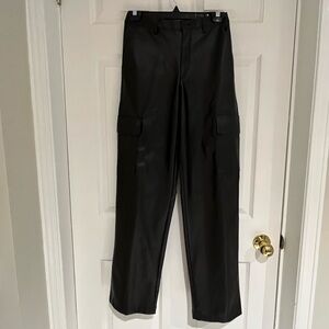Women’s black pants, fake leather.
Excellent excellent condition.
